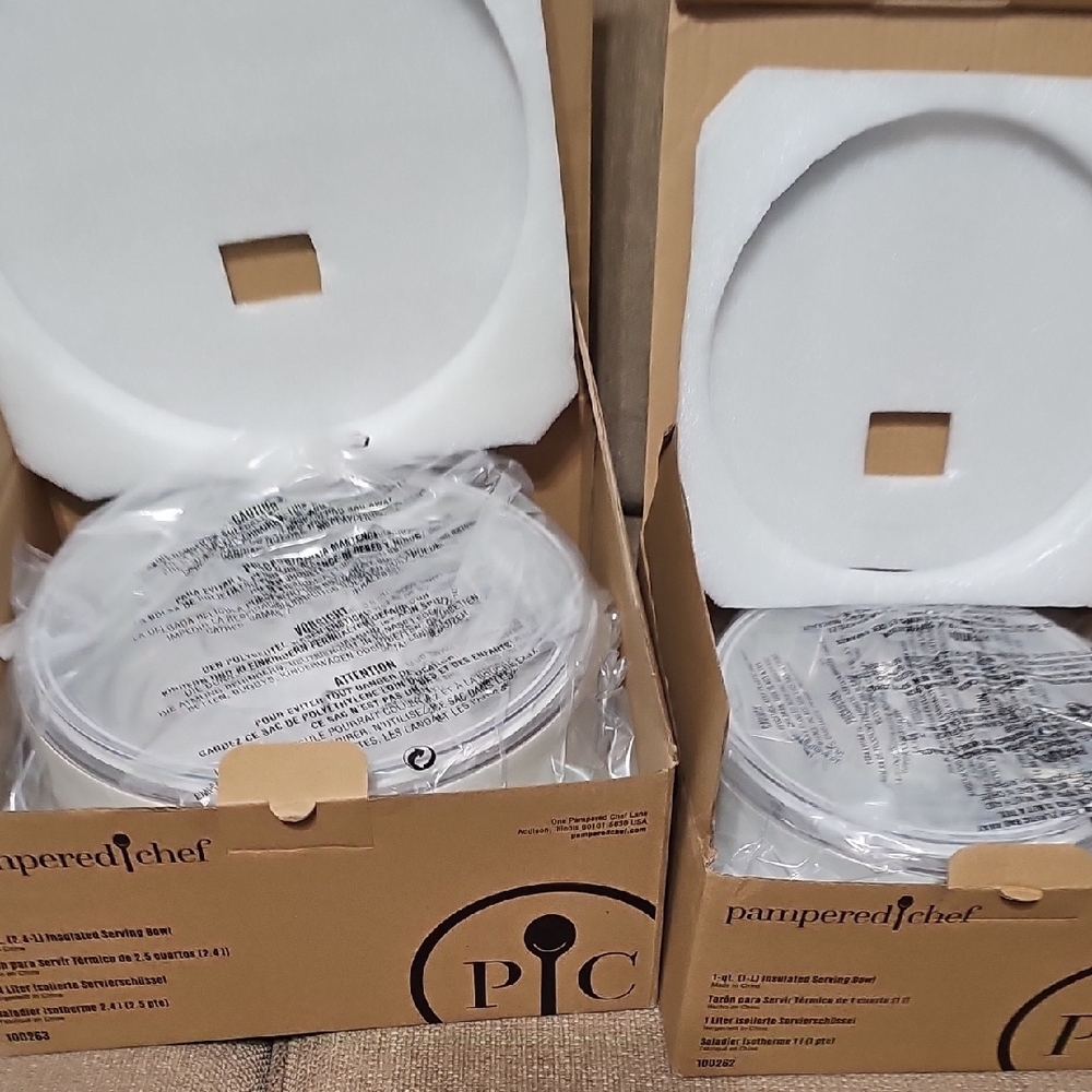 Pampered Chef Insulated Serving Bowl Set : 2.5 Qt And 1 Qt - New In Box - Picture 3 of 11